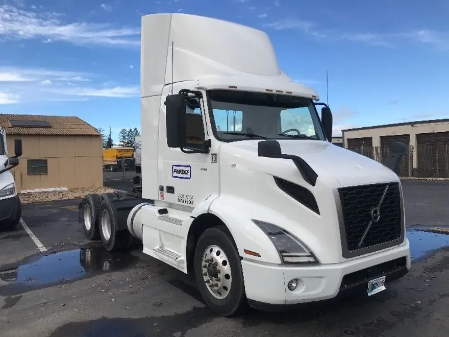 2020 Volvo Truck VNR photo 1