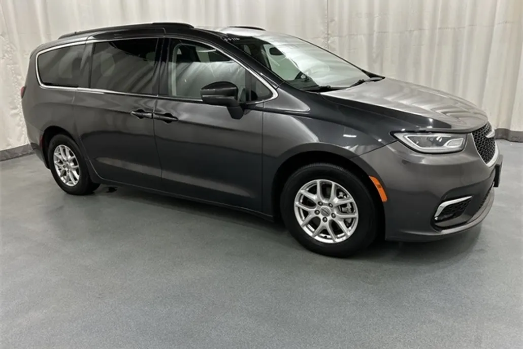 2022 Chrysler Pacifica Touring L photo 1