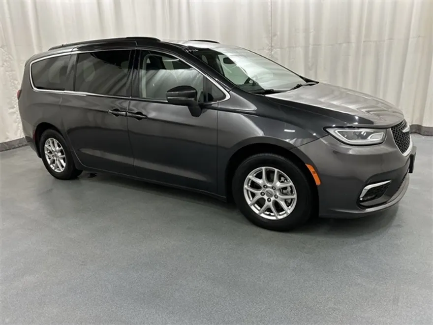 2022 Chrysler Pacifica Touring L photo 1