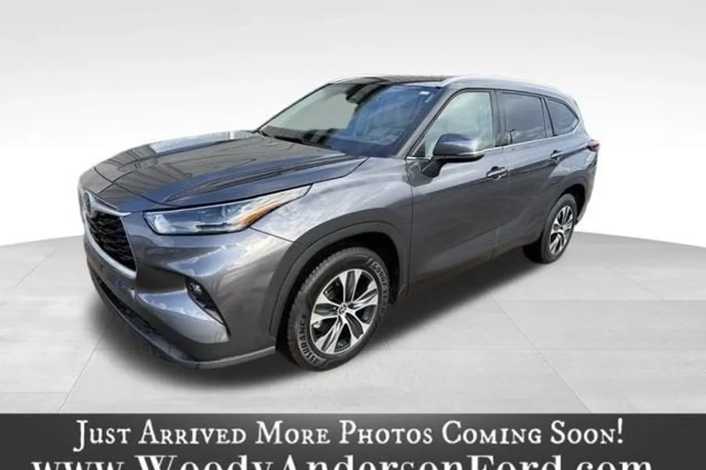 2022 Toyota Highlander XLE photo 1