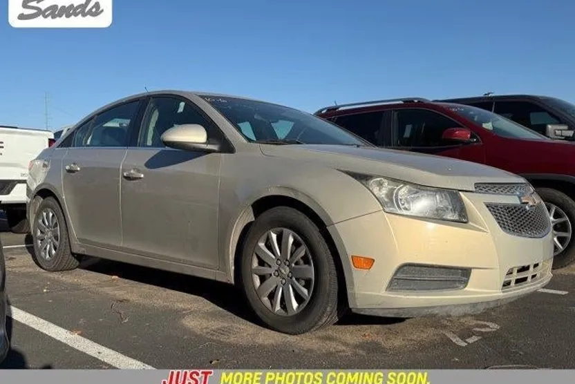 2011 Chevrolet Cruze LT photo 1