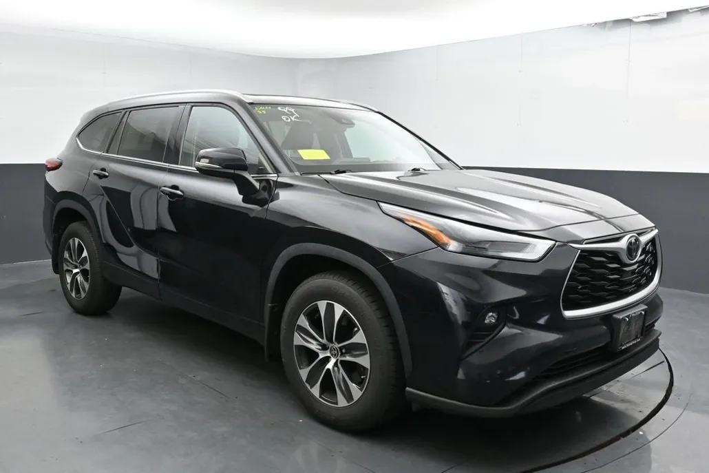 2022 Toyota Highlander XLE photo 1