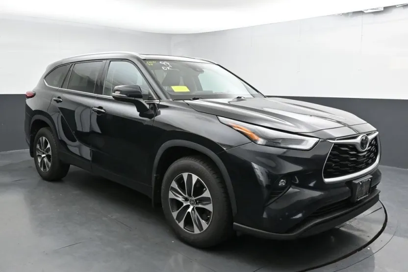 2022 Toyota Highlander XLE photo 1