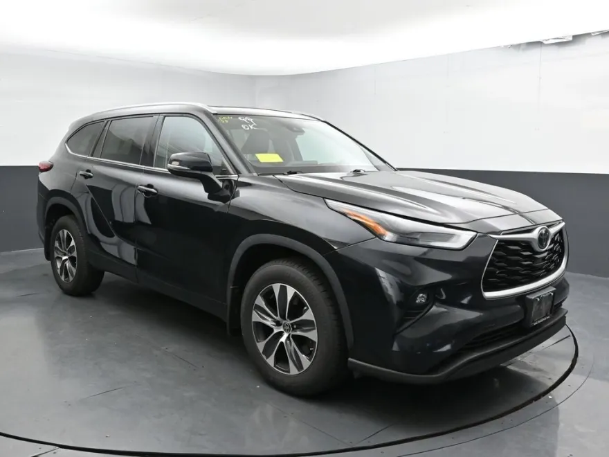 2022 Toyota Highlander XLE photo 1