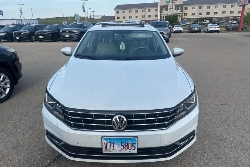 2018 Volkswagen Passat 2.0T SE photo 1