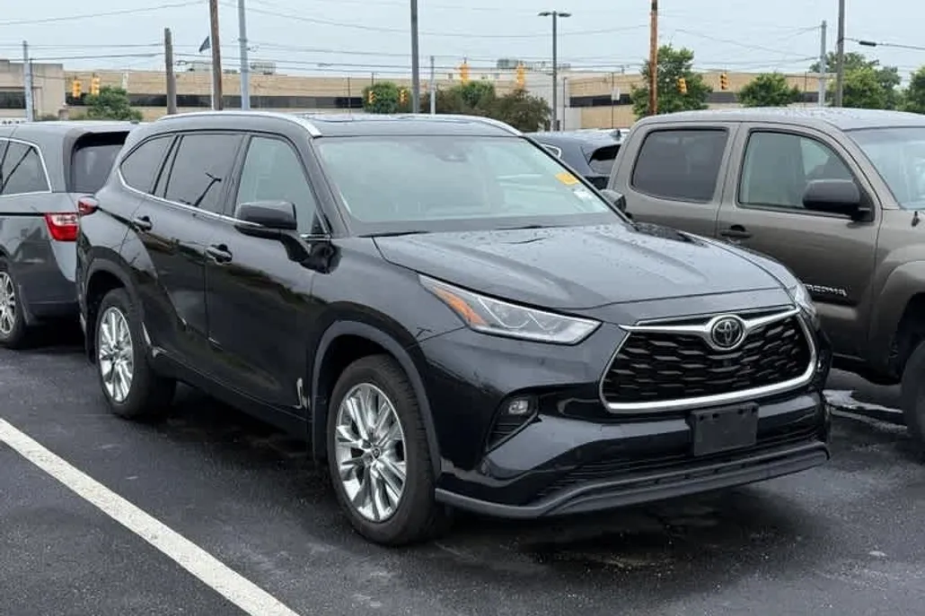 2021 Toyota Highlander Limited photo 1