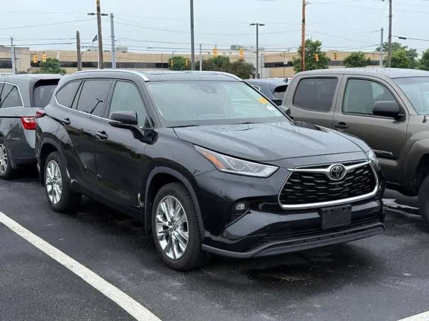 2021 Toyota Highlander Limited photo 1