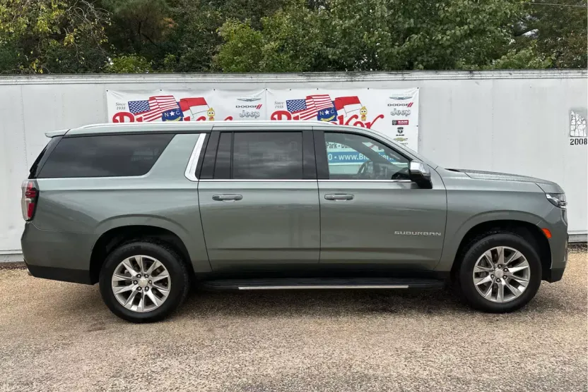 2023 Chevrolet Suburban Premier photo 1