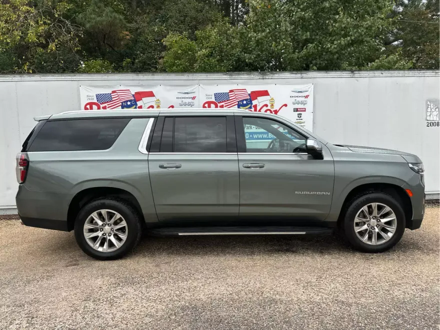2023 Chevrolet Suburban Premier photo 1