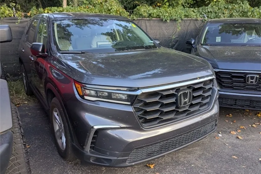 2023 Honda Pilot LX photo 1