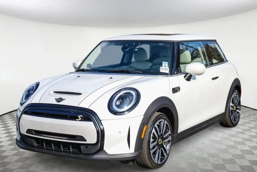 2024 Mini Cooper SE Iconic photo 1