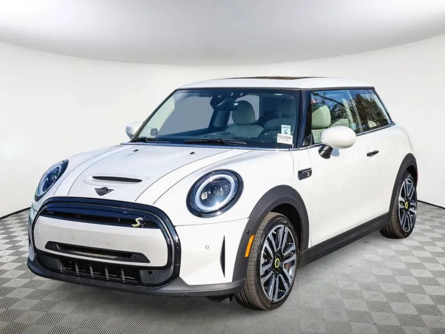 2024 Mini Cooper SE Iconic photo 1