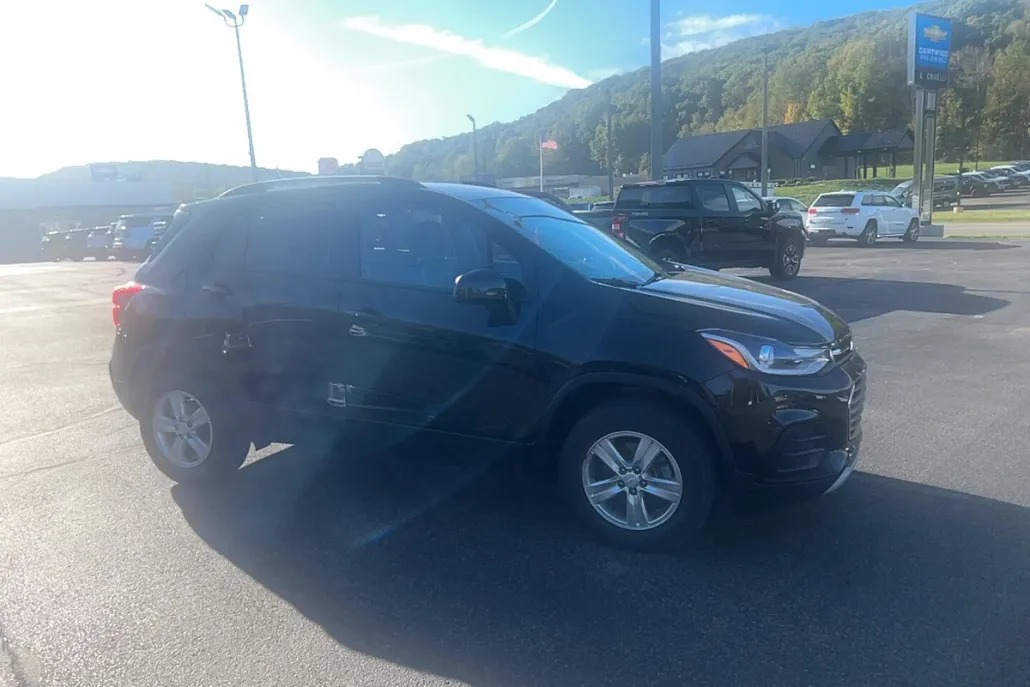 2022 Chevrolet Trax LT photo 1