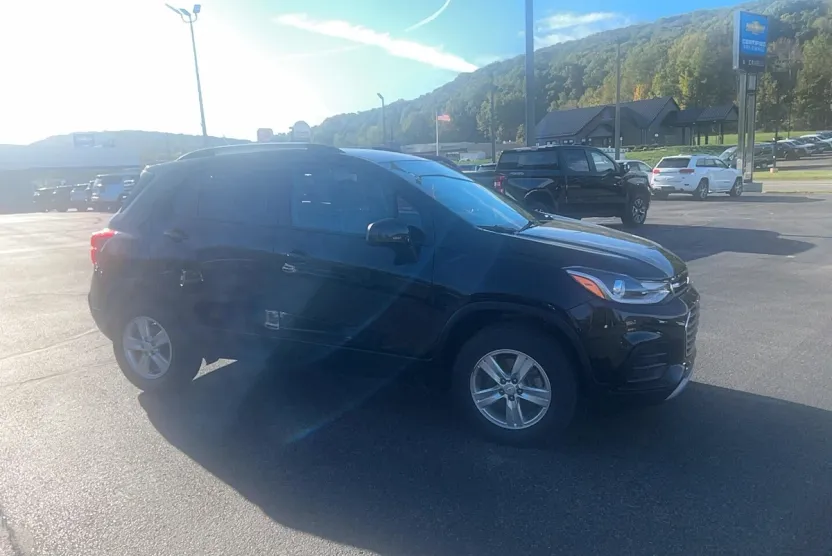 2022 Chevrolet Trax LT photo 1