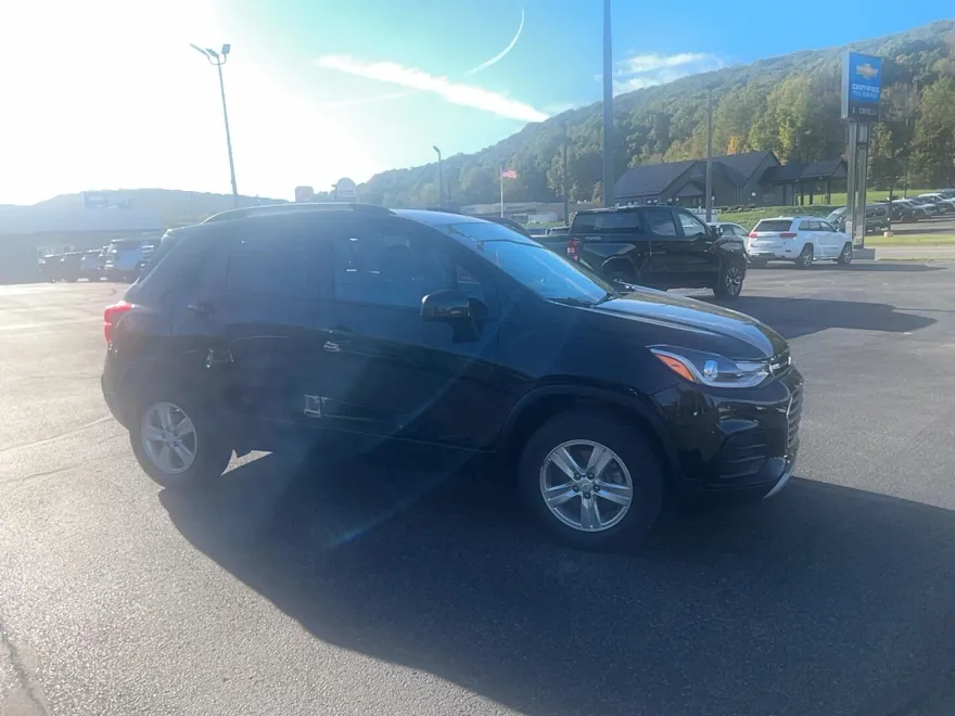 2022 Chevrolet Trax LT photo 1