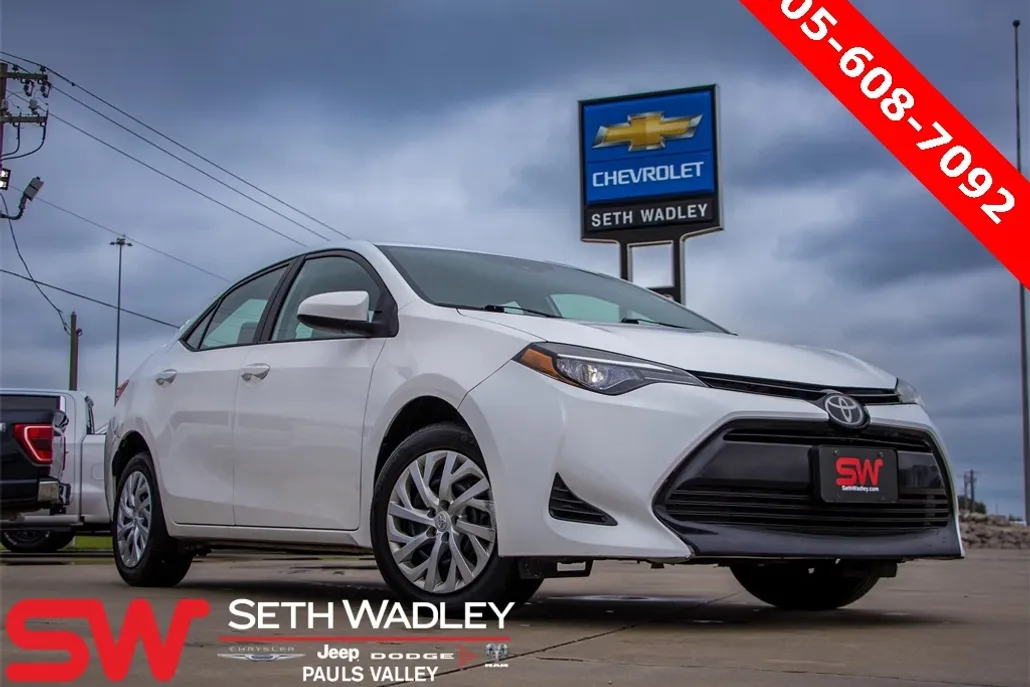 2017 Toyota Corolla LE photo 1