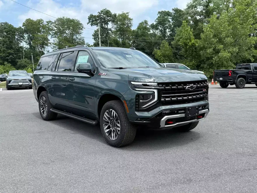 2025 Chevrolet Suburban Z71 photo 1