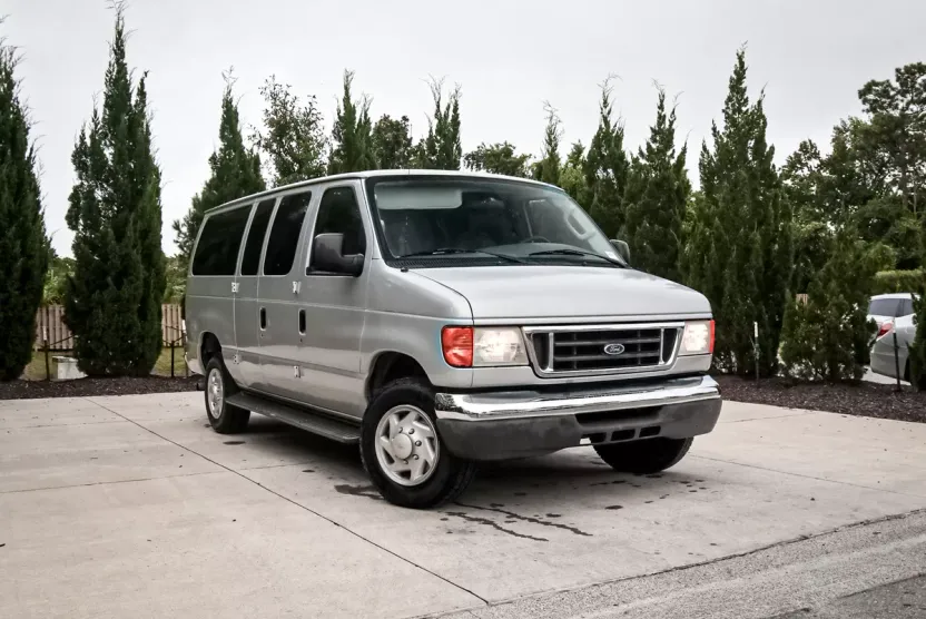 2007 Ford E-350 photo 1