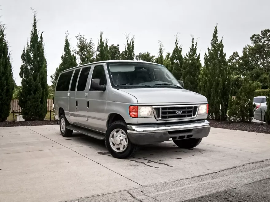 2007 Ford E-350 photo 1