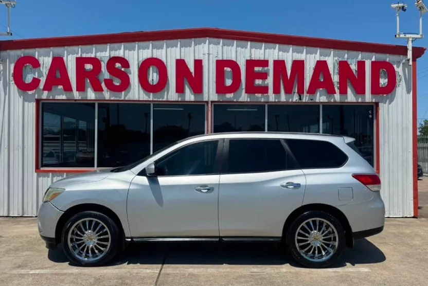 2013 Nissan Pathfinder S photo 1