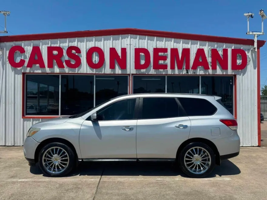2013 Nissan Pathfinder S photo 1