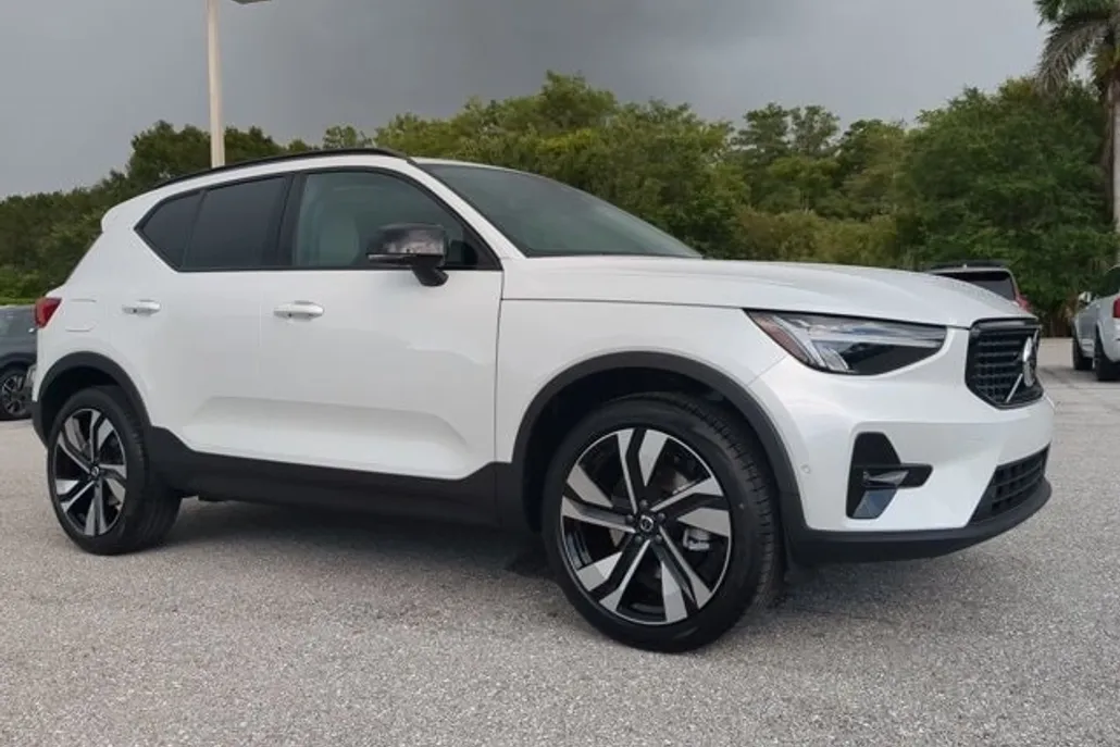 2026 Volvo XC40 Plus photo 1
