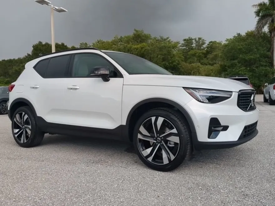 2026 Volvo XC40 Plus photo 1