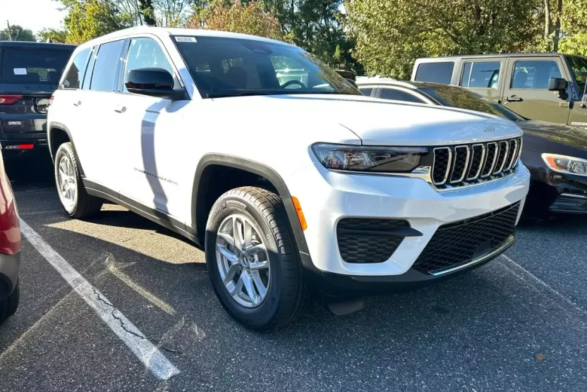 2025 Jeep Grand Cherokee Laredo Altitude photo 1