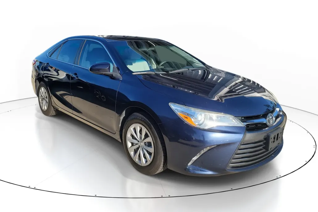 2016 Toyota Camry LE photo 1