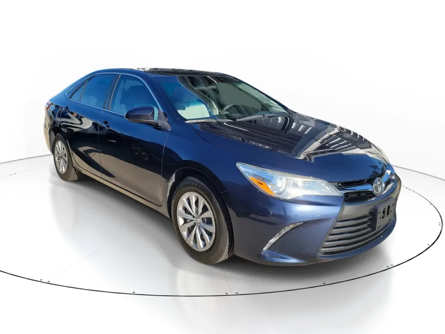 2016 Toyota Camry LE photo 1
