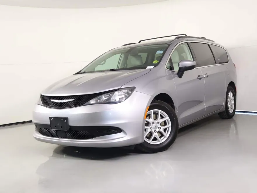 2021 Chrysler Voyager LXi photo 1