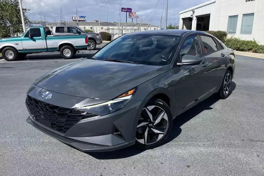 2023 Hyundai Elantra SEL photo 1