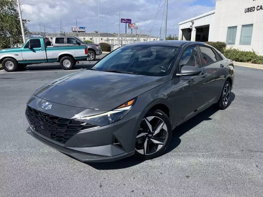 2023 Hyundai Elantra SEL photo 1
