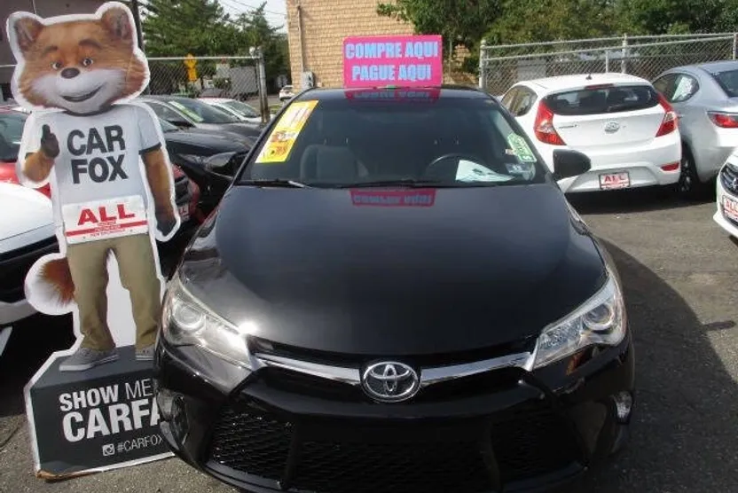2017 Toyota Camry SE photo 1