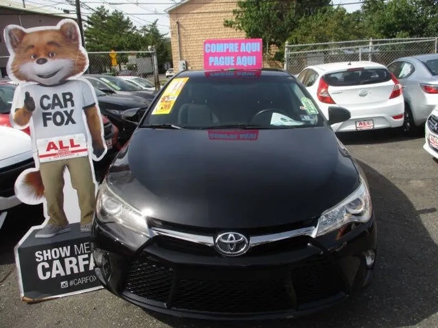 2017 Toyota Camry SE photo 1