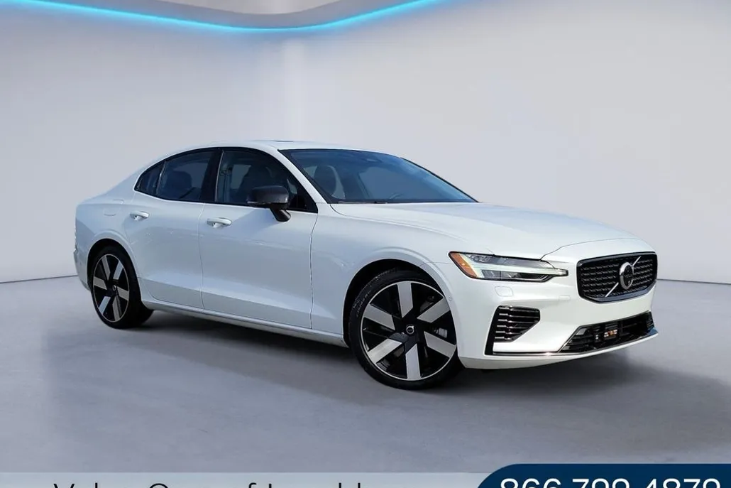 2024 Volvo S60 T8 Plus photo 1