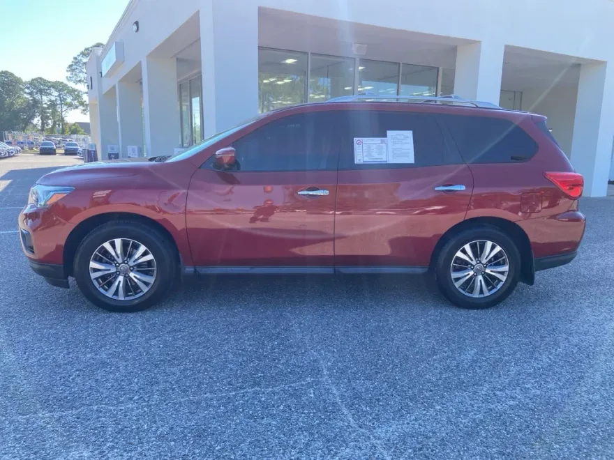 2019 Nissan Pathfinder SL photo 1