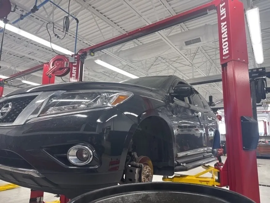 2015 Nissan Pathfinder Platinum photo 1