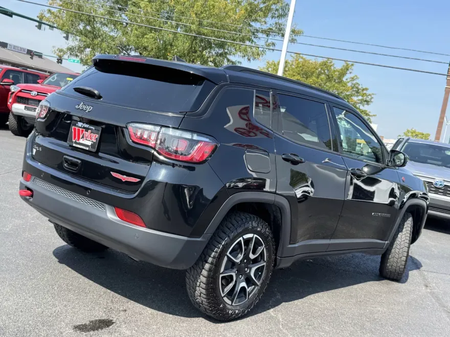 2024 Jeep Compass Trailhawk photo 1