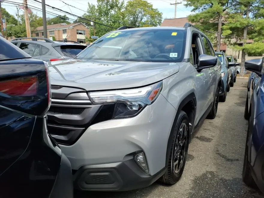 2025 Subaru Forester Premium photo 1