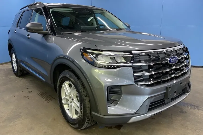2025 Ford Explorer photo 1
