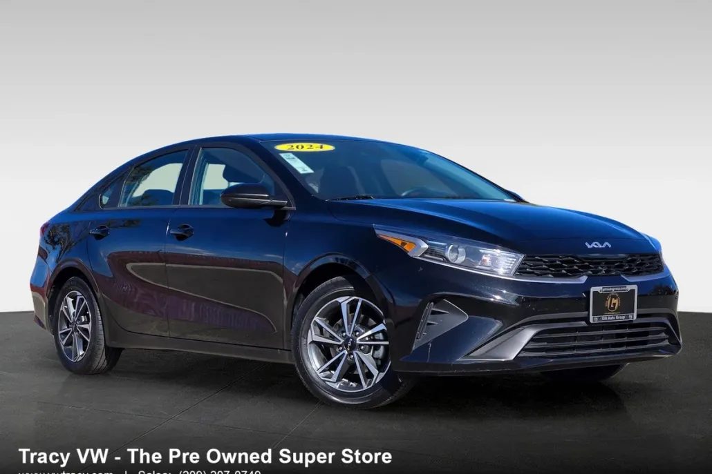 2024 Kia Forte LXS photo 1