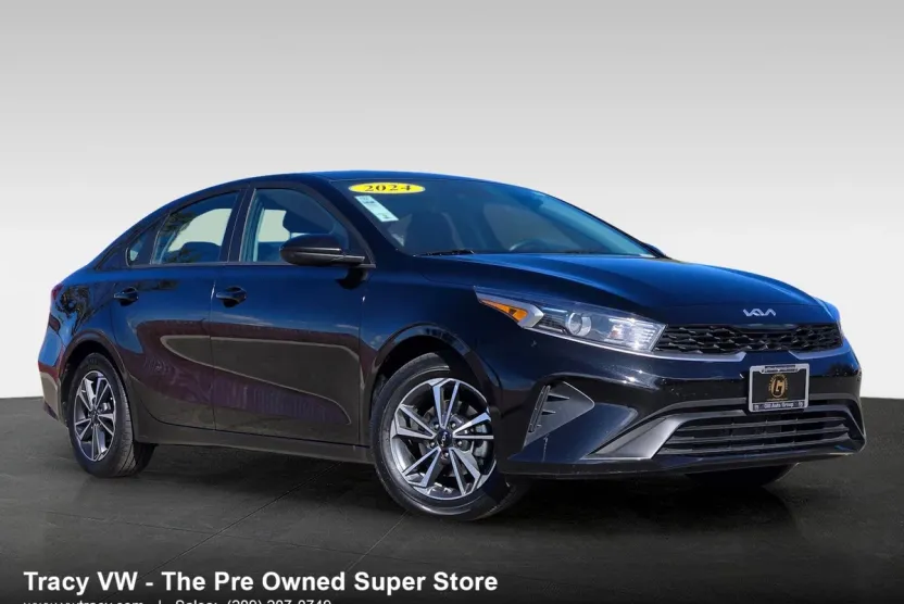 2024 Kia Forte LXS photo 1