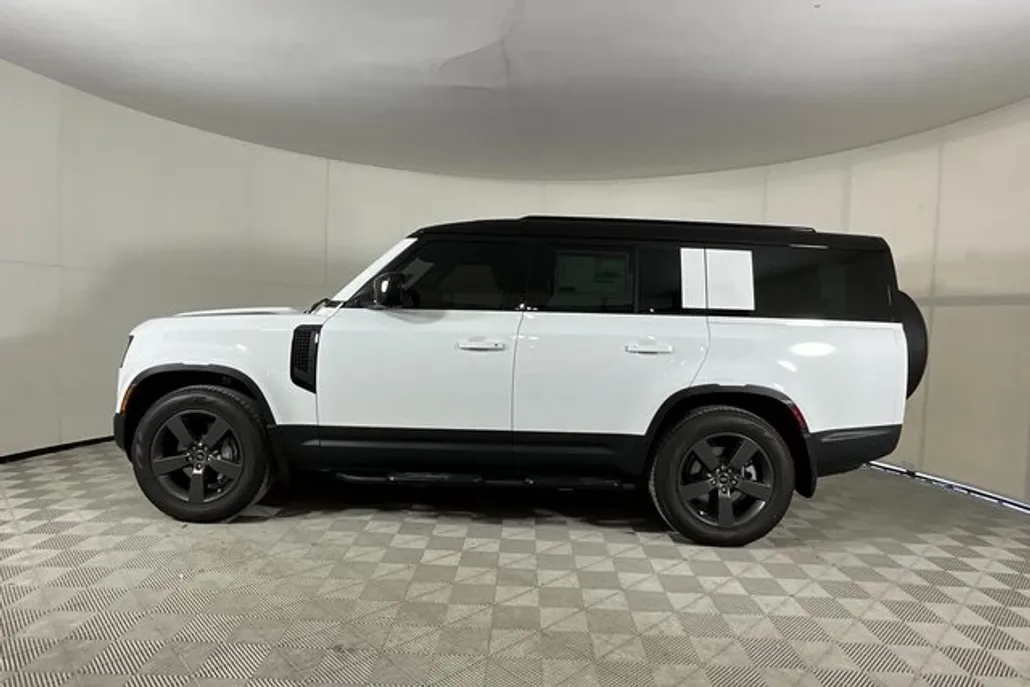 2025 Land Rover Defender 130 S photo 1