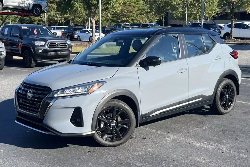 2024 Nissan Kicks SR photo 1