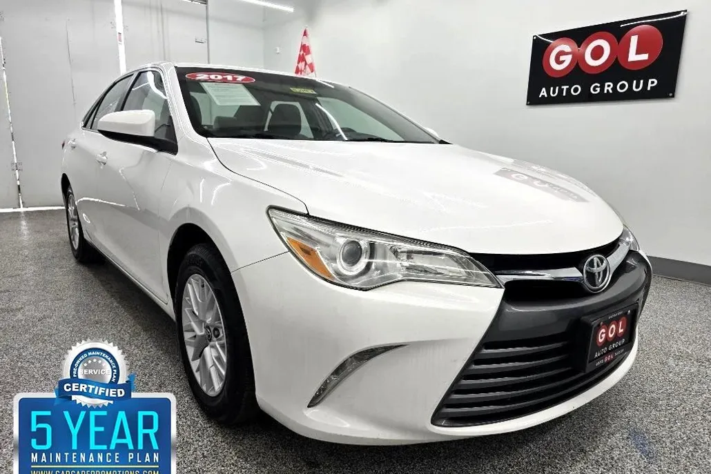 2017 Toyota Camry SE photo 1