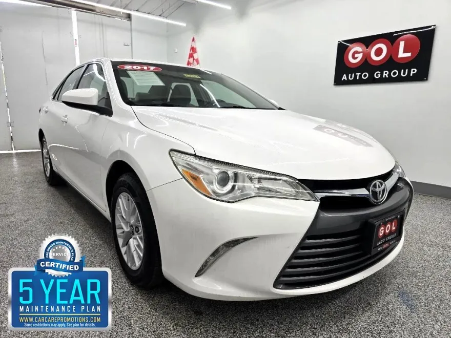 2017 Toyota Camry SE photo 1