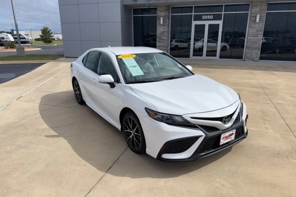 2024 Toyota Camry SE photo 1