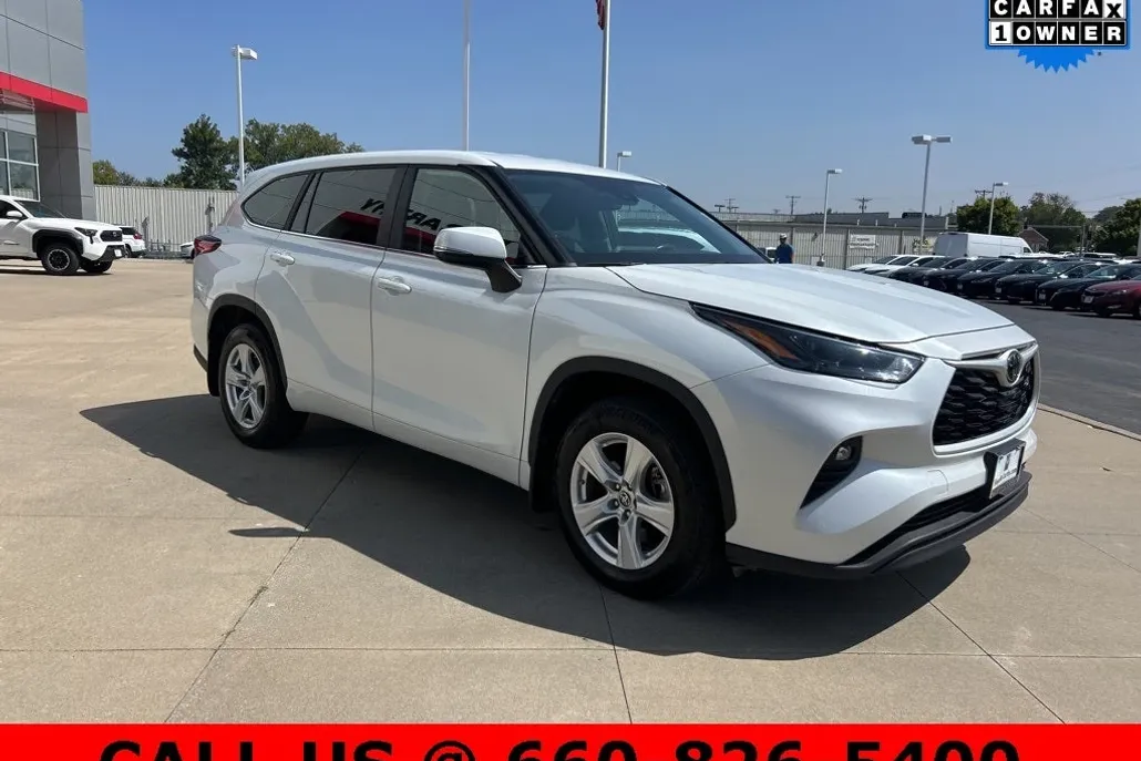 2023 Toyota Highlander LE photo 1
