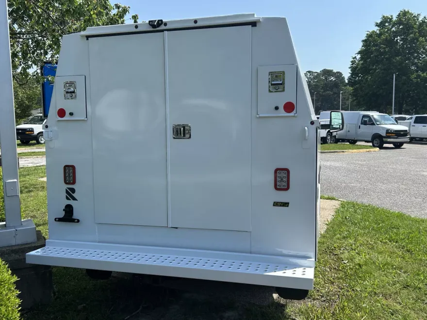 2025 Chevrolet Express Cutaway 3500 photo 1